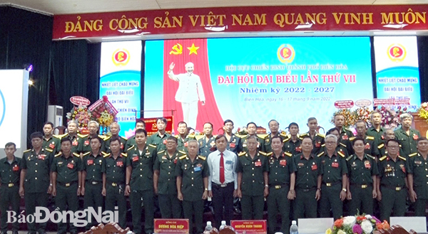 Lãnh đạo Hội Cựu chiến binh tỉnh và Thành ủy Biên Hòa chụp hình lưu niệm với Ban chấp hành Hội Cựu chiến binh TP.Biên Hòa nhiệm kỳ 2022-2027