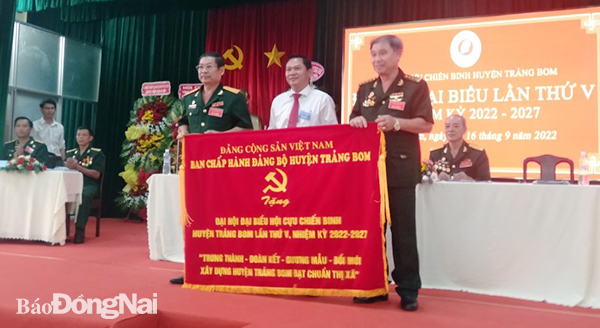  Đồng chí Lê Tuấn Anh, Bí thư Huyện ủy Trảng Bom trao tặng đại hội bức trướng (Hội CCB tỉnh cung cấp)