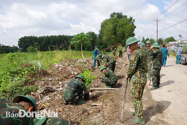 Cán bộ chiến sĩ Lữ đoàn 22 giúp dân trồng cây xanh, làm đẹp cảnh quan môi trường xã Bình Hòa, H.Vĩnh Cửu