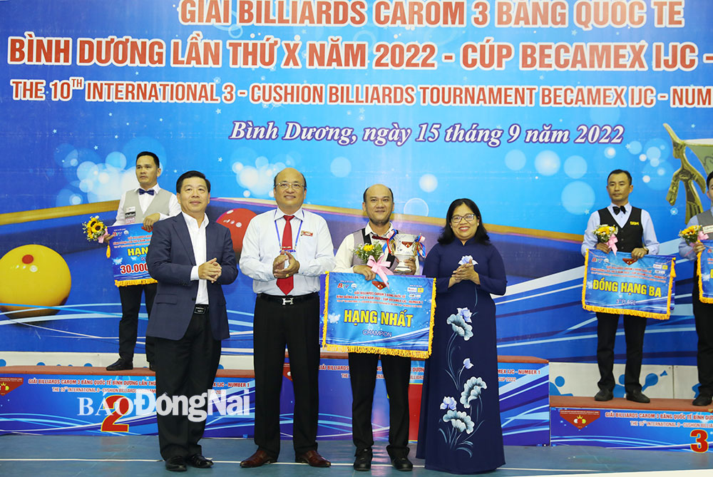 Thứ trưởng, Phó Chủ nhiệm Ủy ban Dân tộc, Chủ tịch Liên đoàn Billiards & Snooker Việt Nam Lê Sơn Hải (bìa trái) cùng lãnh đạo tỉnh Bình Dương trao thưởng cho cơ thủ vô địch giải Mã Xuân Cường 