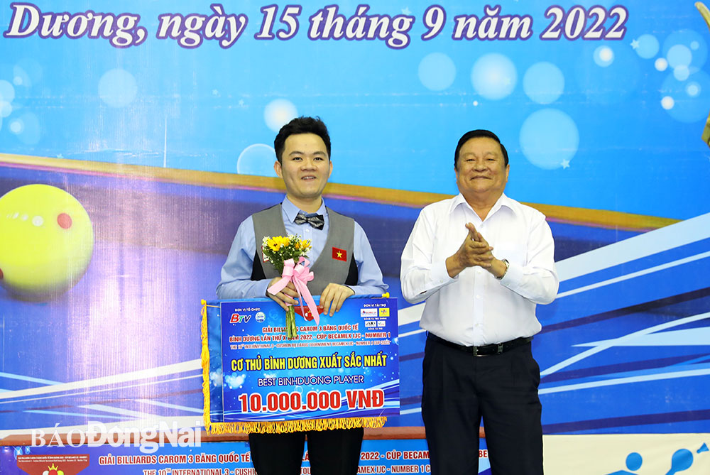 Cơ thủ trẻ Bao Phương Vinh nhận giải thưởng cơ thủ Bình Dương xuất sắc nhất giải