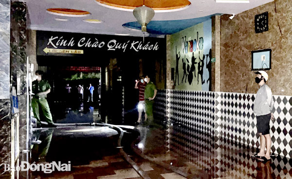 Công an H.Trảng Bom và Phòng Cảnh sát phòng cháy, chữa cháy và cứu nạn, cứu hộ Công an tỉnh kiểm tra hiện trường vụ cháy quán karaoke Yến Nhi tại xã Hố Nai 3 (H.Trảng Bom) chiều tối 11-9. Ảnh: Đ.Tùng