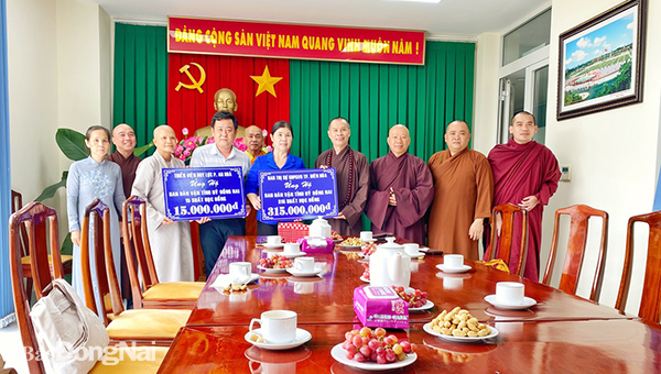 Lãnh đạo Ban Dân vận Tỉnh ủy tiếp nhận 330 suất học bổng do Thường trực Ban Trị sự Giáo hội Phật giáo Việt Nam Thành Biên Hòa đã ủng hộ
