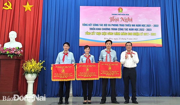 Trưởng ban Dân vận Thành ủy Biên Hòa Nguyễn Duy Tân trao cờ thi đua xuất sắc cho các đơn vị (Ảnh: Thành đoàn cung cấp)
