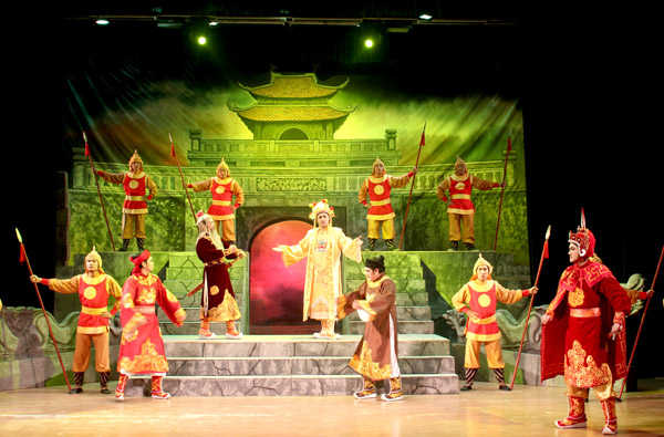 Nghệ sĩ ưu tú Xuân Vương (hàng giữa, bìa trái), diễn viên của Nhà hát Nghệ thuật Đồng Nai trong vai Hồ Quý Ly. Ảnh: L.Na