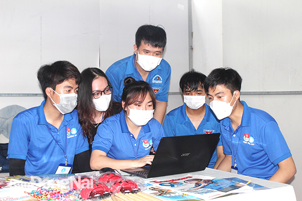 Đoàn viên thanh niên trên địa bàn tỉnh tìm hiểu về các cuộc thi trực tuyến trên nền tảng mạng xã hội do tổ chức Đoàn các cấp tổ chức