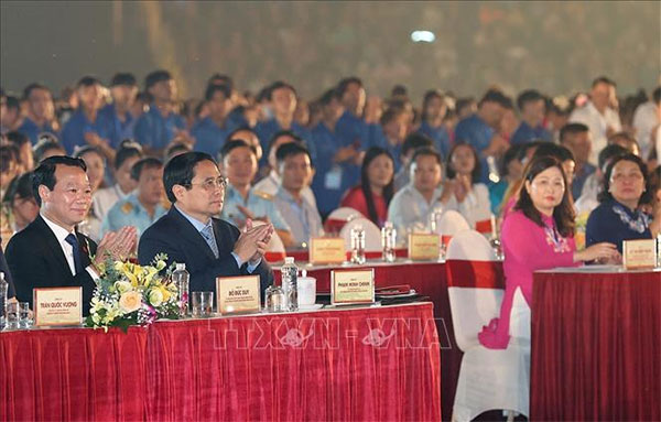 Thủ tướng Phạm Minh Chính và Bí thư Tỉnh ủy Yên Bái - Đỗ Đức Duy tại Lễ đón nhận Bằng và khai mạc Lễ hội. Ảnh: TTXVN