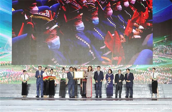 Thứ trưởng Bộ Văn hoá, Thể thao và Du lịch Hoàng Đạo Cương, đại diện Bộ Văn hóa -Thể thao và Du lịch đón nhận Bằng của UNESCO ghi danh "Nghệ thuật Xòe Thái” từ bà Pauline Tamesis, Điều phối viên thường trú của Liên hợp quốc tại Việt Nam