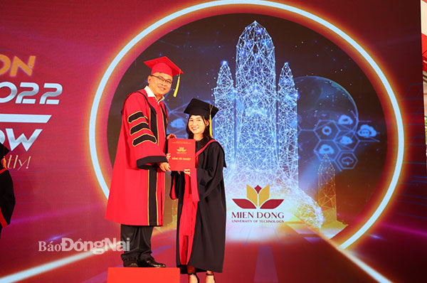 PGS-TS Phạm Văn Song, Hiệu trưởng Trường đại học Công nghệ Miền Đông trao bằng tốt nghiệp cho tân dược sĩ. Ảnh: Hải Yến