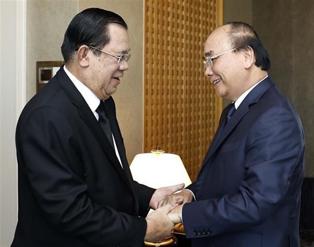 President Nguyen Xuan Phuc (R) and Cambodian Prime Minister Samdech Techo Hun Sen. 