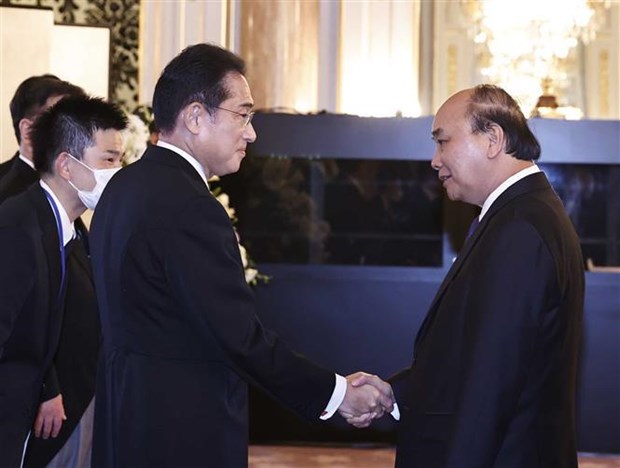 Vietnamese President Nguyen Xuan Phuc (right) shakes hands with Japanese PM Kishida Fumio. 