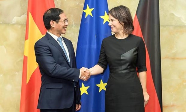 Minister of Foreign Affairs Bui Thanh Son (L) and his German counterpart Annalena Baerbock. 