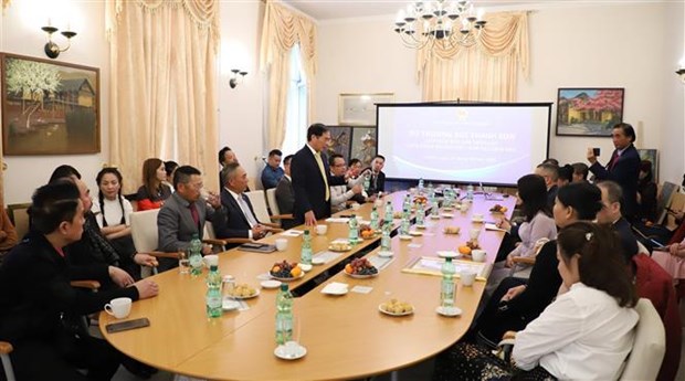 Minister of Foreign Affairs Bui Thanh Son meets representatives of the Vietnamese community. 