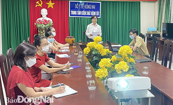 Lãnh đạo Trung tâm Kiểm soát bệnh tật tỉnh Đồng Nai báo cáo tại hội nghị.