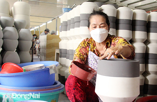 Sản xuất gốm sứ tại một doanh nghiệp trong Cụm gốm sứ Tân Hạnh (TP.Biên Hòa)