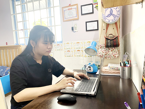 Em Khưu Nhã Vân, học sinh lớp 12 Trường THPT Long Thành (H.Long Thành) tự nghiên cứu, học tập tại nhà