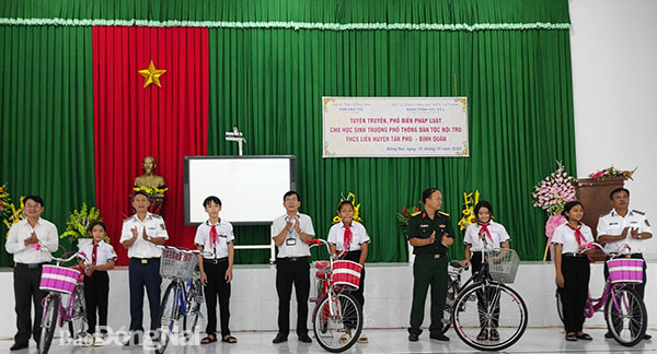 Ban tổ chức tặng xe đạp cho học sinh tại Trường Phổ thông Dân tộc nội trú liên huyện Tân Phú - Định Quán. Ảnh: Ngọc Tuyên