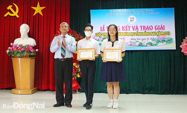 Giám đốc Thư viện tỉnh Nguyễn Ngọc Thành trao giải nhất cho các thí sinh tham gia Cuộc thi Đại sứ văn hóa đọc tỉnh Đồng Nai năm 2022