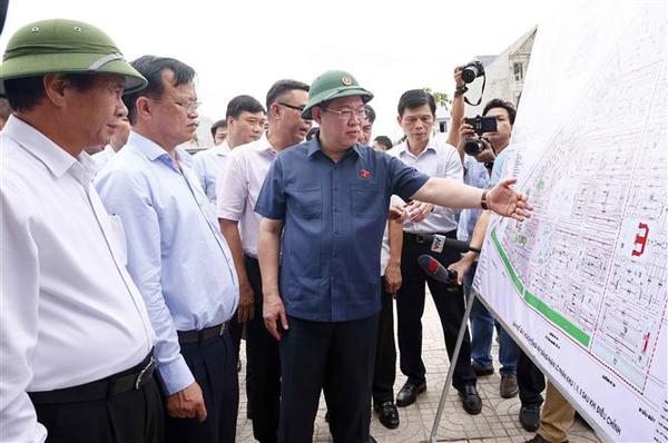 NA leader Vuong Dinh Hue visits Loc An-Binh Son resettlement areas.