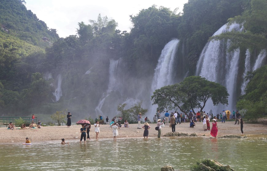 Each year, the waterfall in the borderland welcomes hundreds of thousands visitors. 