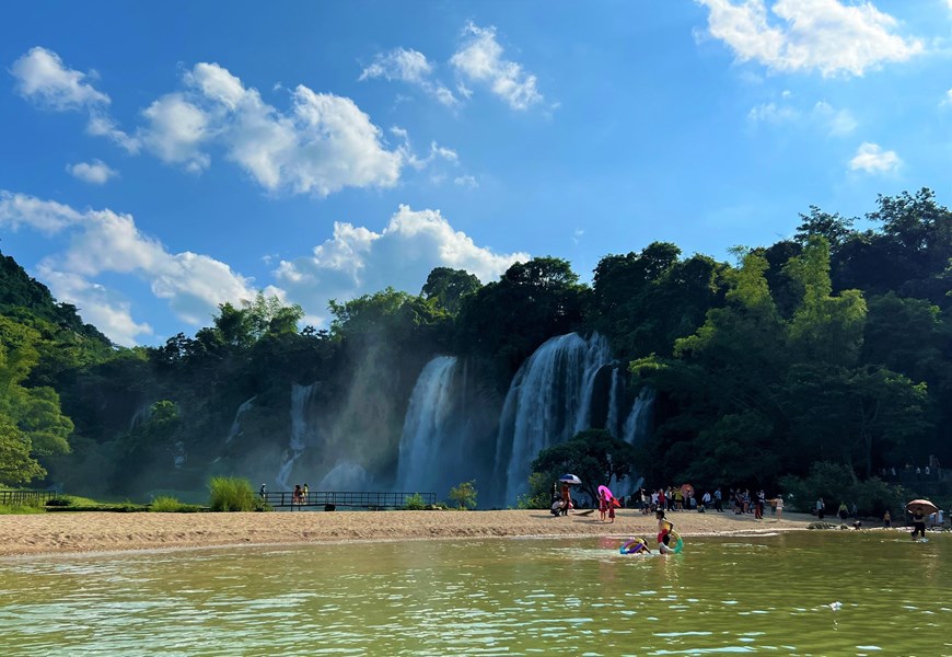 The picturesque landscape of the waterfall in Autumn. 