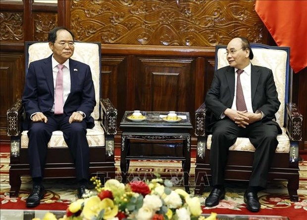 President Nguyen Xuan Phuc (R) and the outgoing Ambassador of the Republic of Korea (RoK), Park Noh-wan. (Photo: VNA)