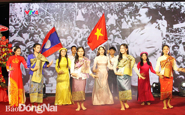 Thanh niên các nước ASEAN trong trang phục truyền thống tham gia chương trình Họp mặt kỷ niệm và giao lưu văn hóa ASEAN