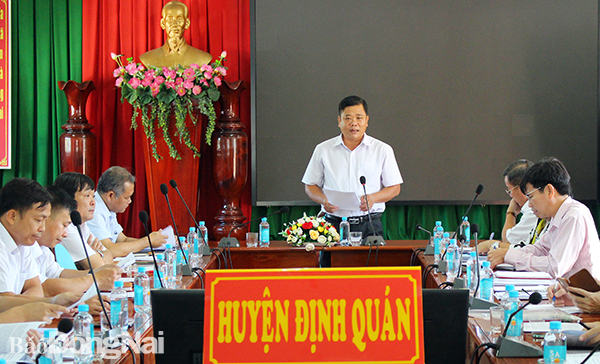 Phó bí thư Huyện ủy, Chủ tịch HĐND H.Định Quán Trần Hữu Hạnh phát biểu tại buổi làm việc
