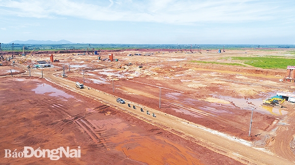 Tổ Công tác đảm bảo an ninh trật tự dự án Sân bay Long Thành tuần tra, kiểm soát trong khu vực triển khai dự án. Ảnh: T.Danh