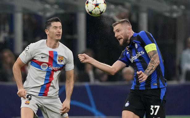 Lewandowski cùng Barca ở tình thế bất lợi sau khi thua Inter Milan