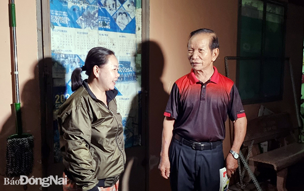 Chủ nhà trọ Mai Diền, tại P.Tam Hiệp, TP.Biên Hòa hỏi thăm công việc, đời sống công nhân