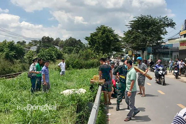 Hiện trường vụ va chạm giữa xe lửa và người đi bộ ngang qua đường ray vào trưa 7-10. Ảnh: CTV