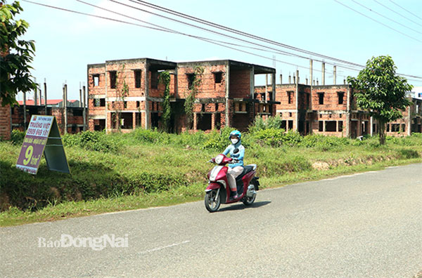 Huyện Nhơn Trạch đã làm việc với các chủ đầu tư và lên phương án xử lý đối với các dự án đã triển khai thực hiện nhưng chậm hoàn thành và đưa vào sử dụng. Trong ảnh: Một dự án tại khu dân cư Long Thọ - Phước An bị bỏ hoang nhiều năm. Ảnh: P.Tùng