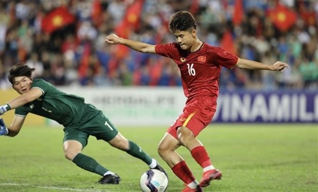 Long Vu (in red) scored the second goal for Vietnam. (Photo: VNA)