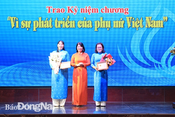 Bà Trần Thị Huyền Thanh, Trưởng ban Công tác phía Nam Trung ương Hội LHPN Việt Nam trao kỷ niệm chương cho các cá nhân