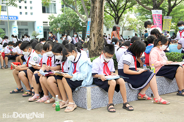Các em học sinh Trường tiểu học Cao Bá Quát (TT.Trảng Bom, H.Trảng Bom) đọc sách do Thư viện tỉnh phục vụ lưu động năm 2022