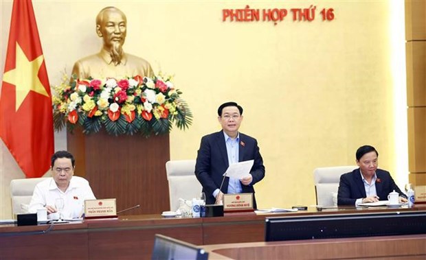 NA Chairman Vuong Dinh Hue delivers the closing remarks at the 16th session of the NA Standing Committee on October 12.