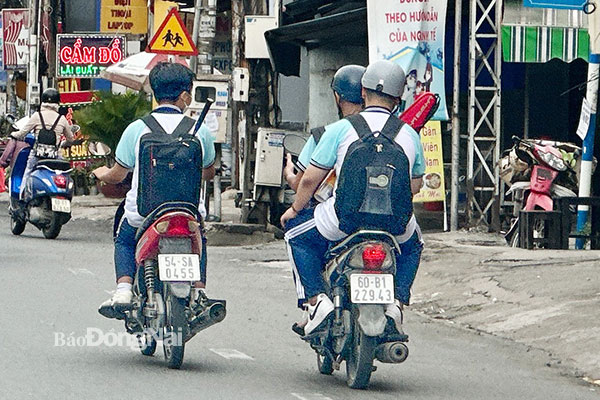 Học sinh điều khiển xe trên 50 phân khối trên đường Phạm Văn Thuận (TP.Biên Hòa). Ảnh: Đ.Tùng