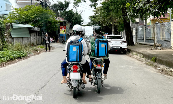 Bất cẩn khi đi xe đạp điện