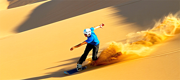 Trượt cát trên sa mạc Namib - sa mạc lâu đời nhất trên thế giới Nguồn: Klaus Brandstaetter/Getty Images