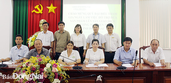 Các doanh nghiệp, HTX ở TP.Long Khánh ký kết tham gia gian hàng trên Sàn thương mại điện tử Đồng Nai