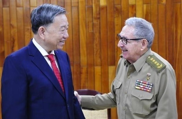 General To Lam (L) meets General Raúl Castro Ruz.