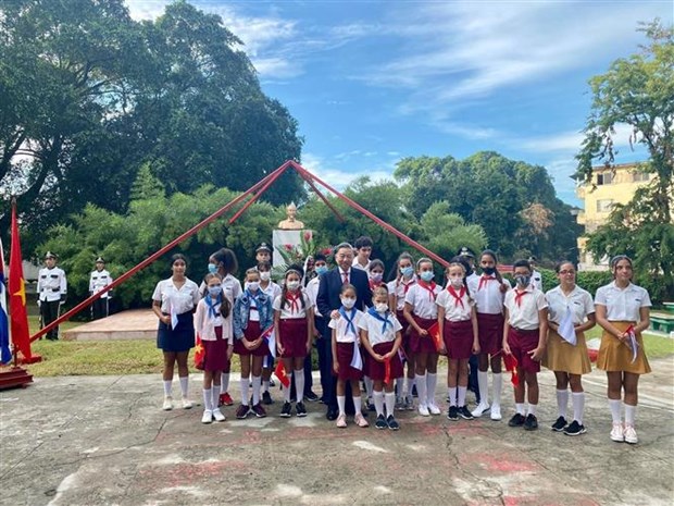 General To Lam and Cuban children at the Ho Chi Minh Park in Havana.