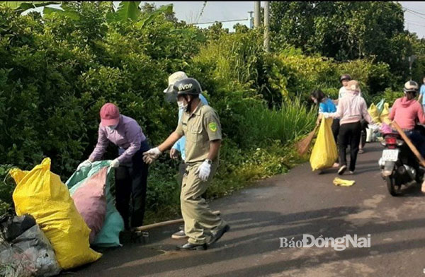 Cán bộ chiến sĩ và nhân dân TP.Long Khánh ra quân làm vệ sinh môi trường Ngày Chủ nhật xanh - Ảnh Ban Chỉ huy quân sự TP.Long Khánh