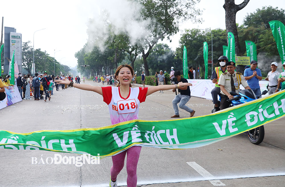 VĐV Nguyễn Thị Yến Trinh (Công ty Brother) về nhất nội dung việt dã nữ