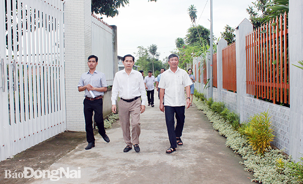 Phó bí thư thường trực Tỉnh ủy Hồ Thanh Sơn thăm khu dân cư kiểu mẫu tại xã Phú Hòa