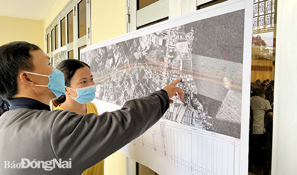  Người dân xem sơ đồ thiết kế đường cao tốc Biên Hòa - Vũng Tàu