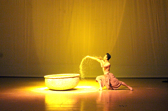 Diễn viên múa Huỳnh Thanh Tùng, Nhà hát Nghệ thuật Đồng Nai biểu diễn tiết mục múa Mót