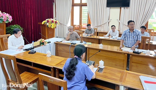 Ủy viên Trung ương Đảng, Bí thư Tỉnh ủy Nguyễn Hồng Lĩnh lắng nghe ý kiến, kiến nghị của đại diện gia đình ông Từ Văn Trứng (ngụ xã Bắc Sơn, H.Trảng Bom) tại buổi tiếp công dân