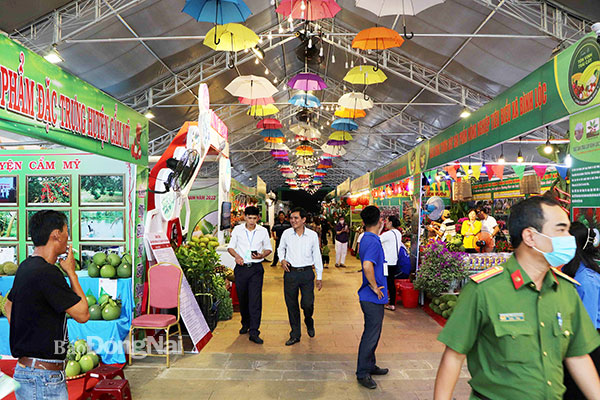 Lễ hội tôn vinh trái cây của TP.Long Khánh đã tạo được tiếng vang và dấu ấn riêng trên thị trường du lịch. Ảnh: N.Liên
